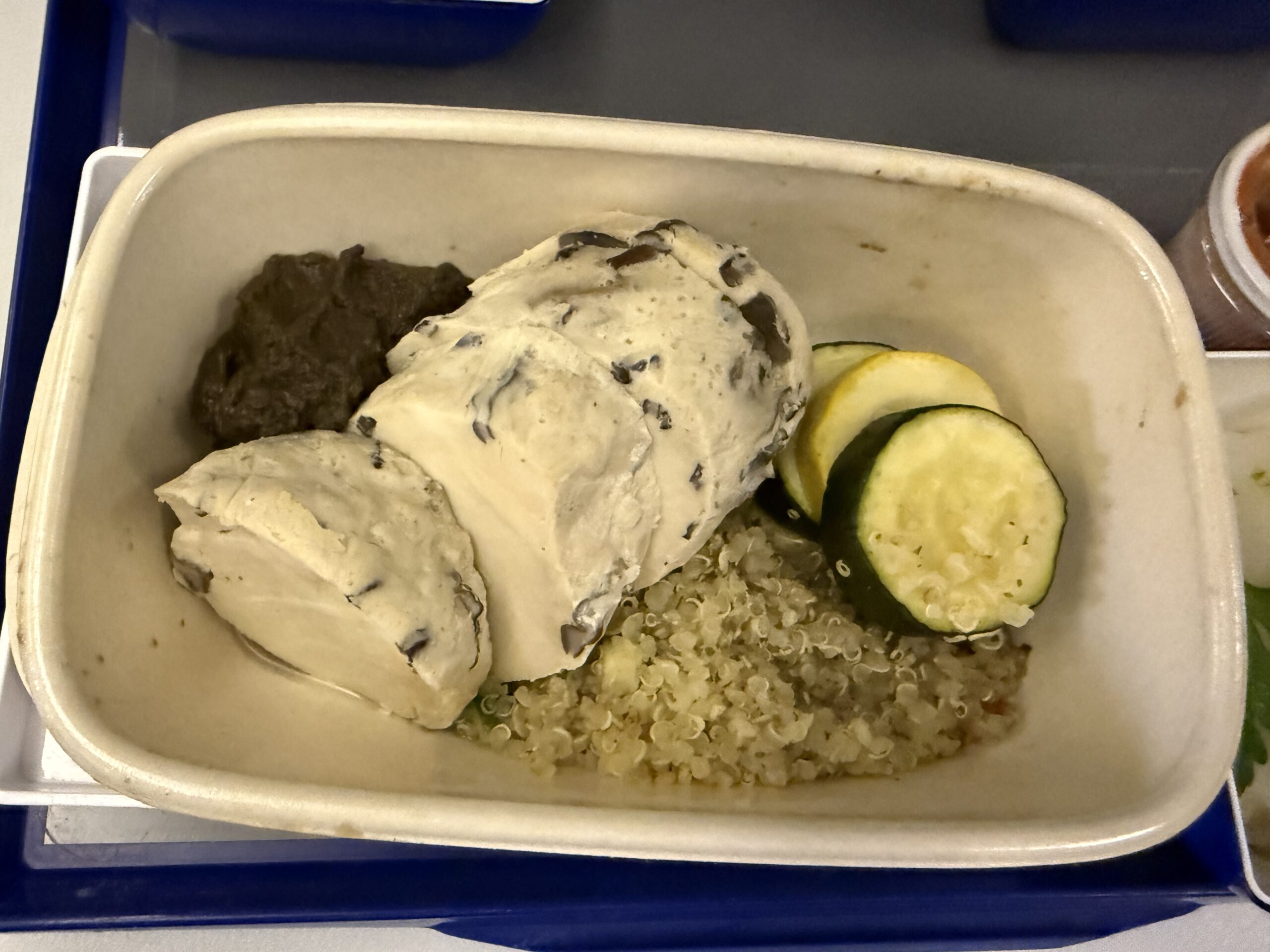 ANA DBML メイン（チキンのバプール）とキヌア